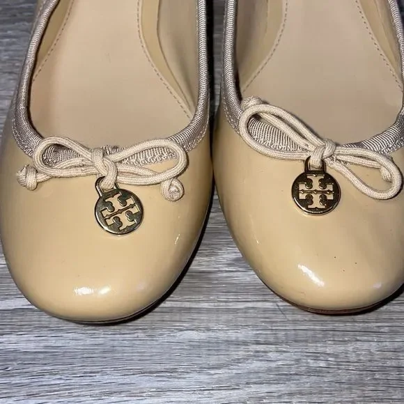 Tory Burch Chelsea Nude Tan Patent Leather Women’s Size 8M Bow Charm Heeled Pump - Picture 12 of 13